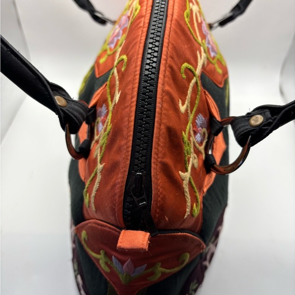 OOVOO Elegant Embroidered Shoulder Bag in Orange and Black - Picture 3 of 9